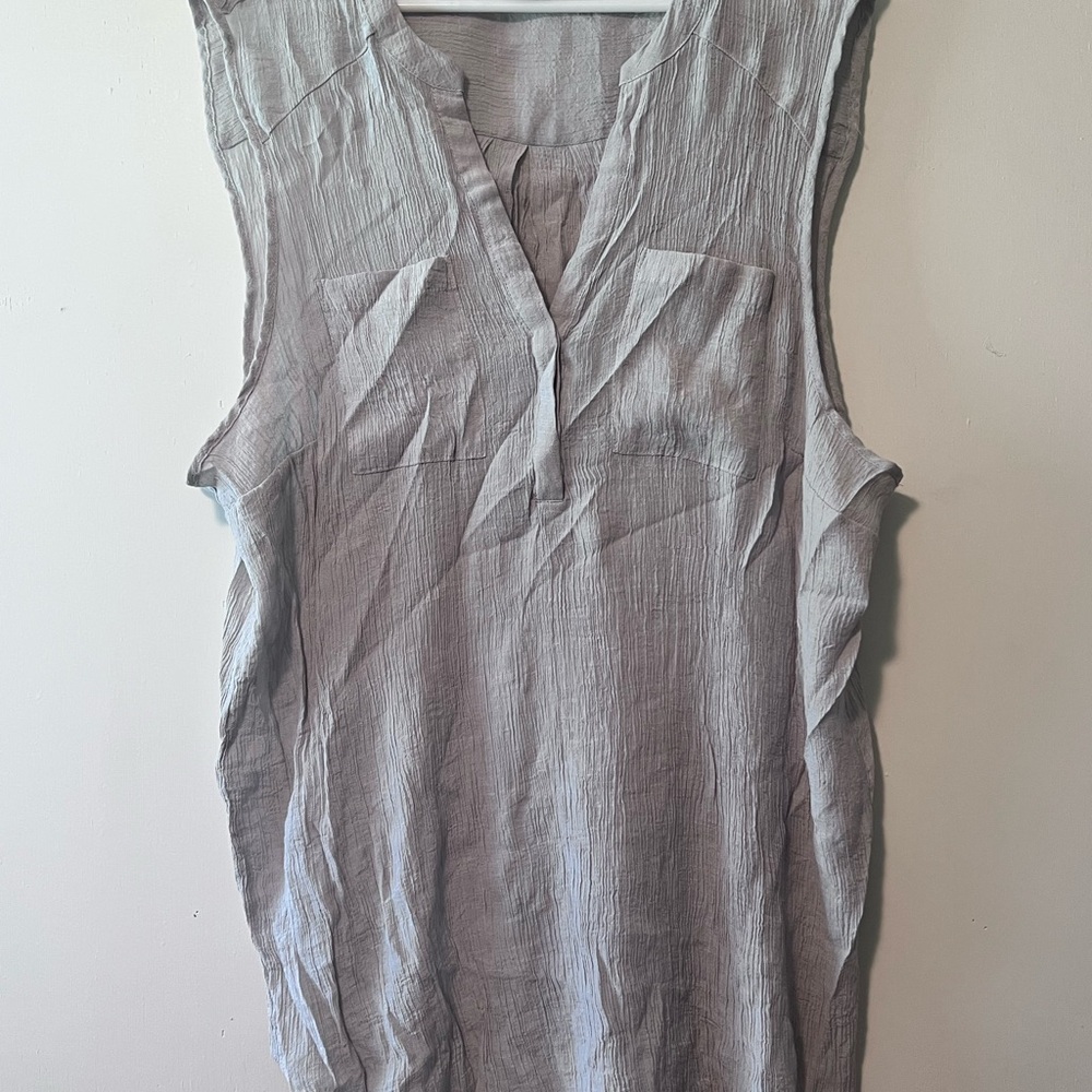 Torrid Women’s Lightweight Sleeveless Blouse Size 4 Light Gray
